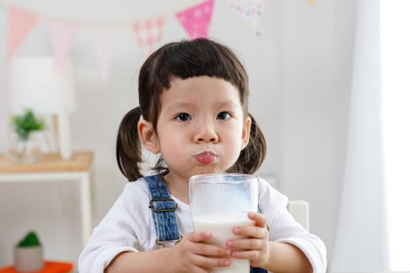 Trẻ rối loạn phát triển có thực sự cần dùng sữa hạt thay sữa bò?